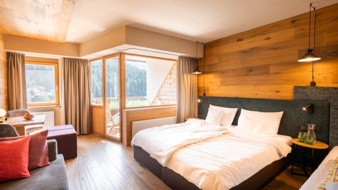 Moderne Hotelzimmer mit Balkon und Panoramablick.