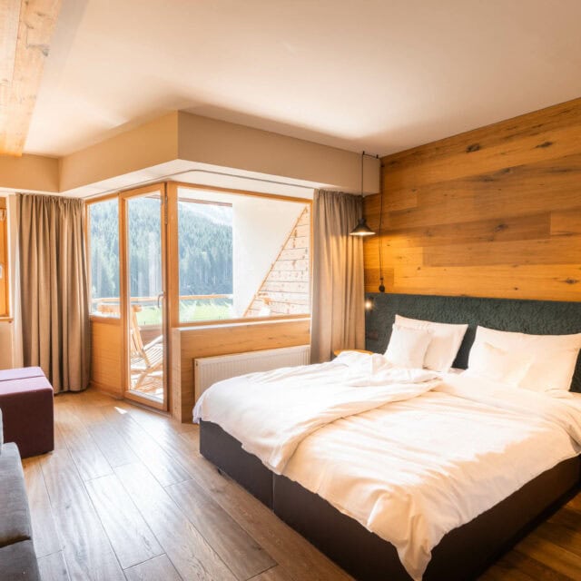 Moderne Hotelzimmer mit Balkon und Panoramablick.