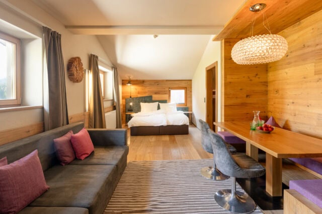 Helles, modernes Zimmer mit Holzdekor.