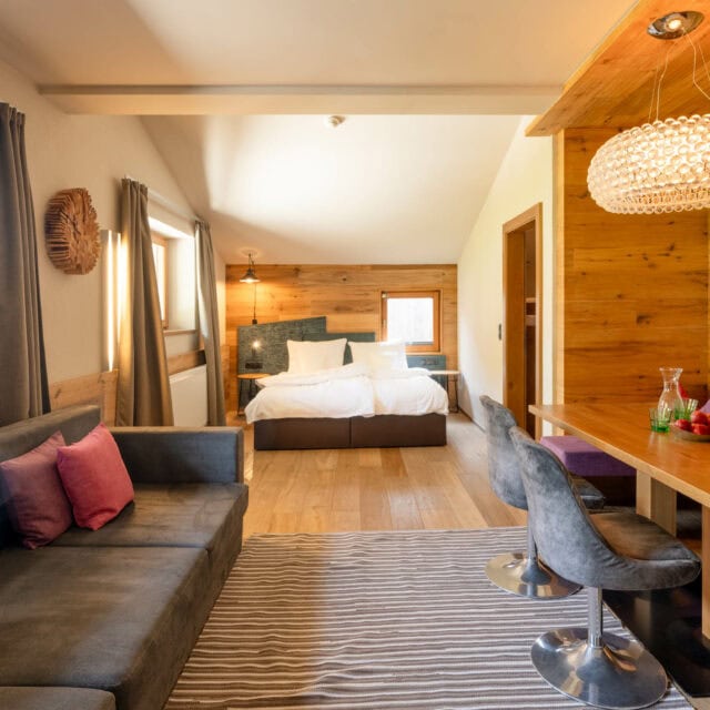 Helles, modernes Zimmer mit Holzdekor.