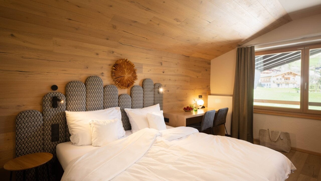 Gemütliches Schlafzimmer mit Holzwänden und Aussicht