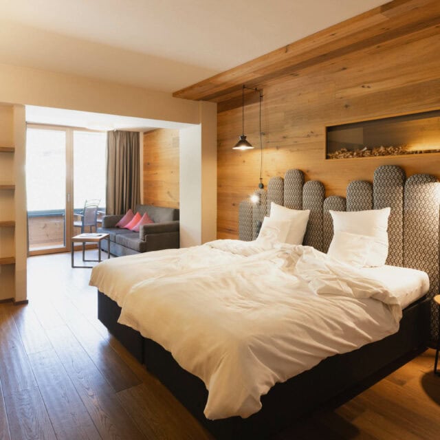 Gemütliches Schlafzimmer mit Holzelementen und Sofa