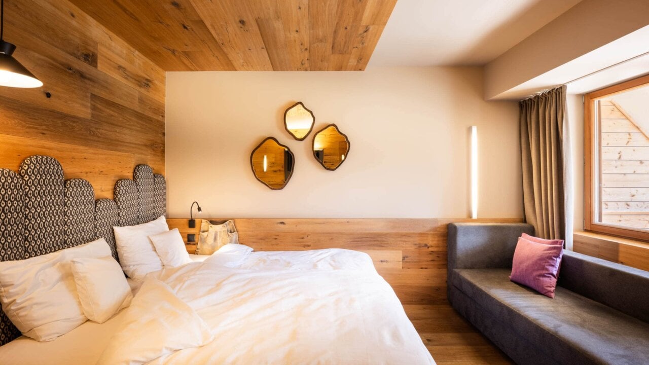 Helles, modernes Schlafzimmer mit Holzdesign.