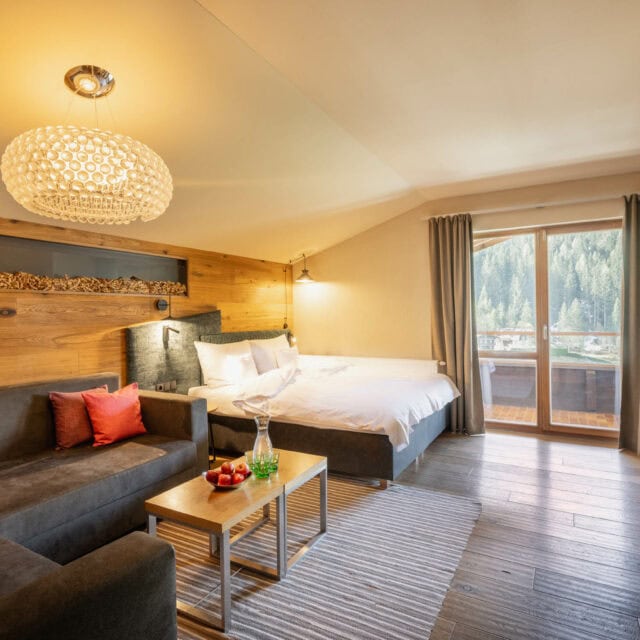 Helles, modernes Schlafzimmer mit Balkonblick