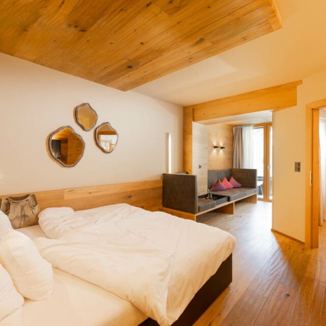 Moderne und helle Hotelzimmeransicht