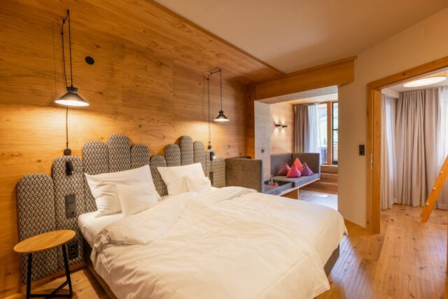 Gemütliches Zimmer mit Holzdekor und Doppelbett