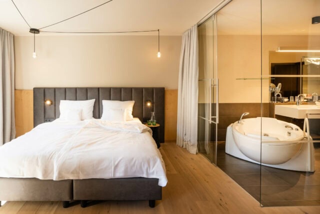 Modernes Schlafzimmer mit Badewanne und Dusche