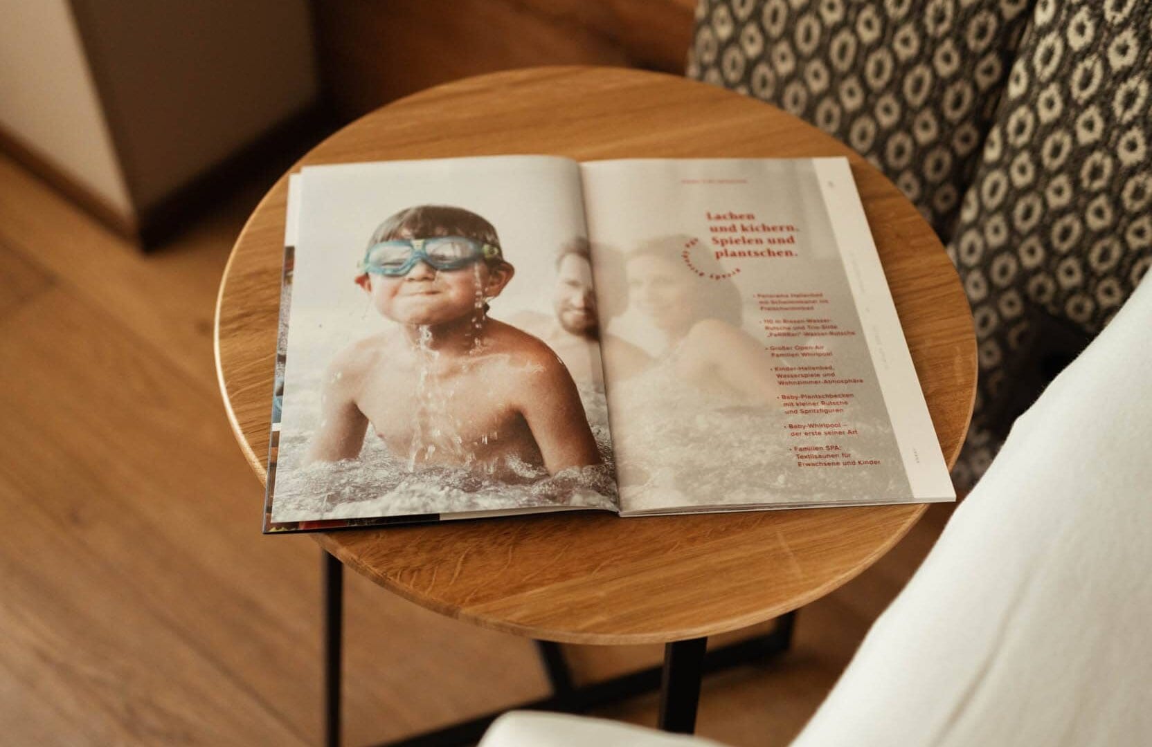 Ein Magazin auf einem Tisch mit Kind im Wasser.