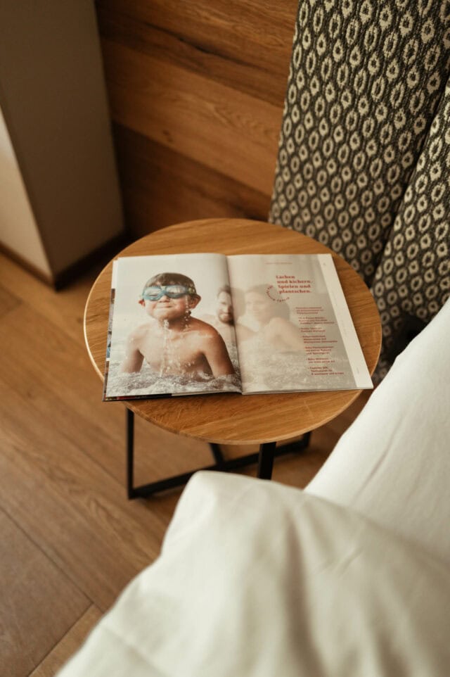 Ein Magazin auf einem Tisch mit Kind im Wasser.