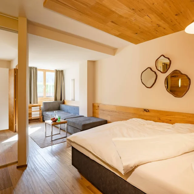 Helles Zimmer mit Bett und Couch