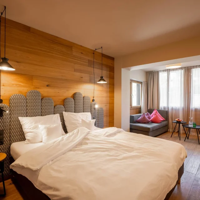 Helles und modernes Schlafzimmer mit Fenster.