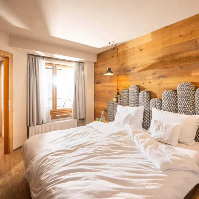 Modernes Schlafzimmer mit Holzdetails und Fenster.