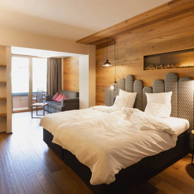 Gemütliches Schlafzimmer mit Holzelementen und Sofa