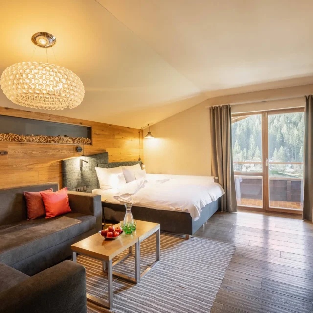 Helles, modernes Schlafzimmer mit Balkonblick