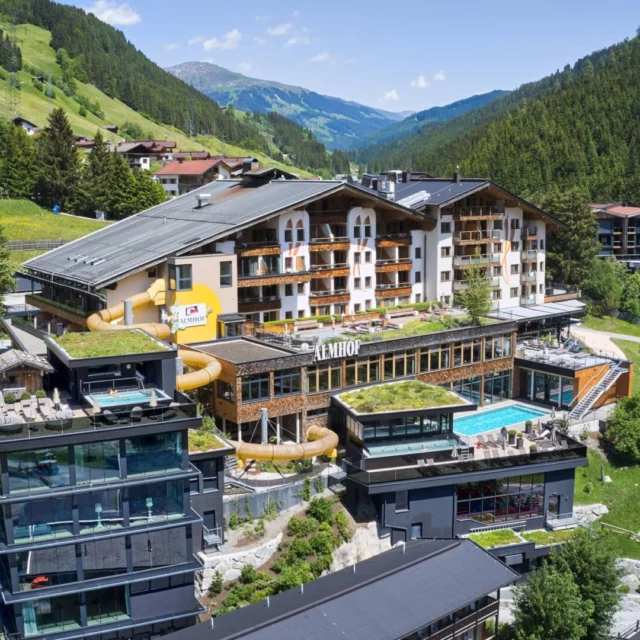 Landschaft mit Hotel und Pool in den Bergen.