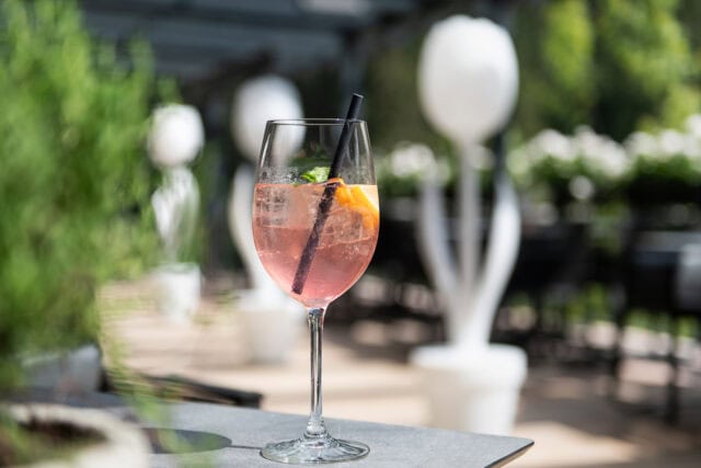 Erfrischender Cocktail mit Zitrusfrüchten und Minze