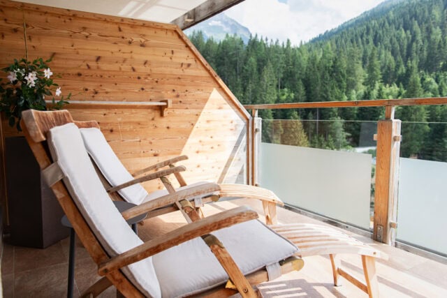 Gemütlicher Balkon mit Holzliegen und Aussicht