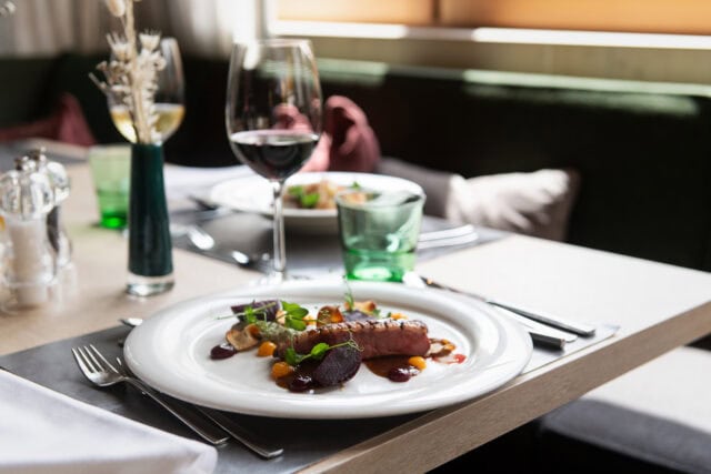 Plattiertes Gericht mit Wein am Tisch