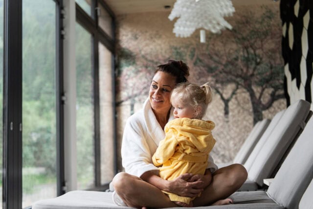 Mutter mit Tochter in entspannter Umgebung.