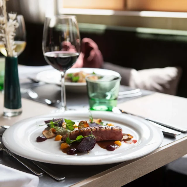 Plattiertes Gericht mit Wein am Tisch