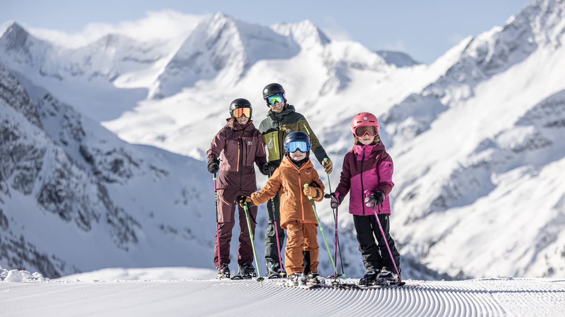 Familie beim Skifahren im Schnee