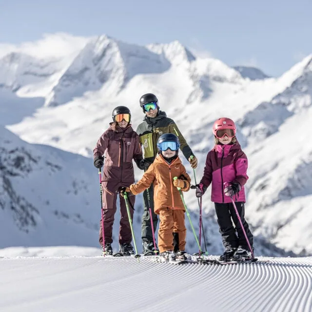 Familie beim Skifahren im Schnee