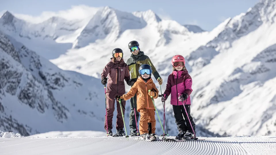 Familie beim Skifahren im Schnee