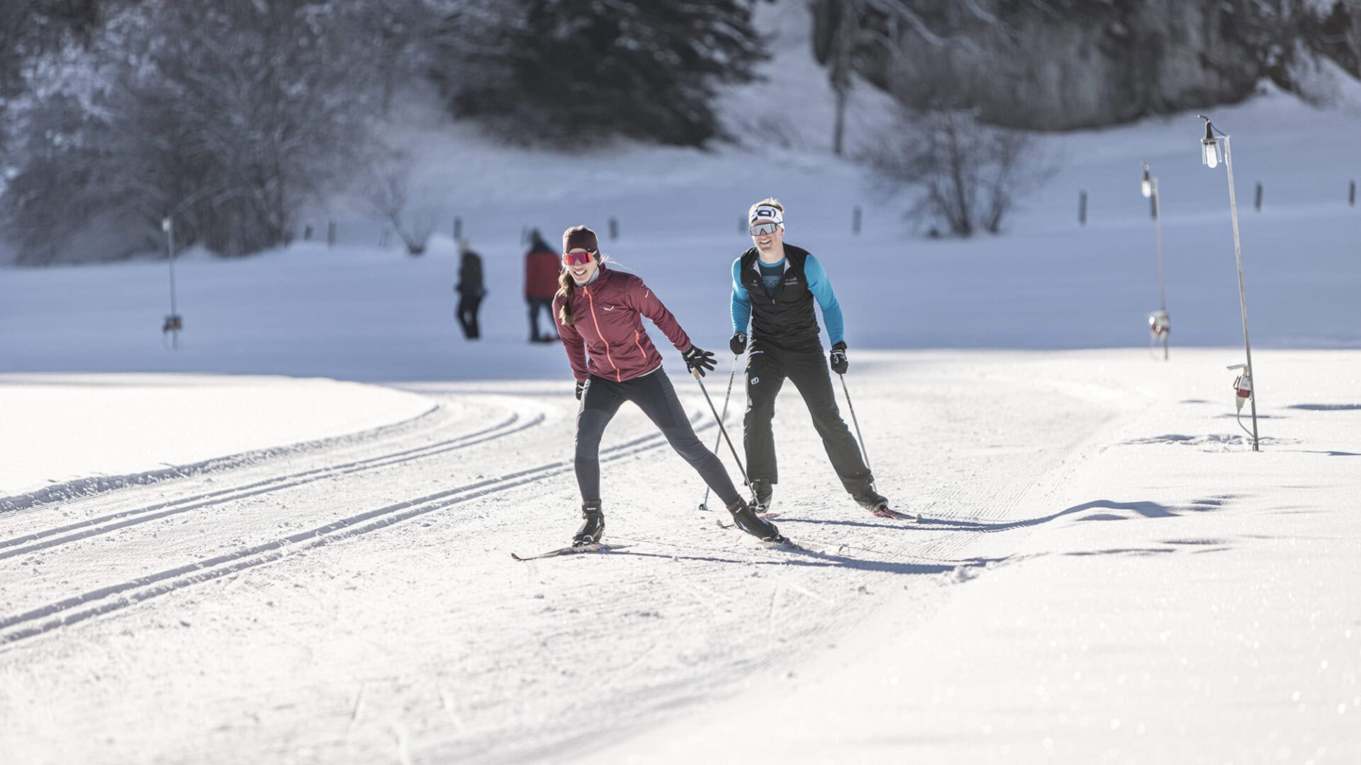 Zwei Personen beim Langlaufen im Schnee