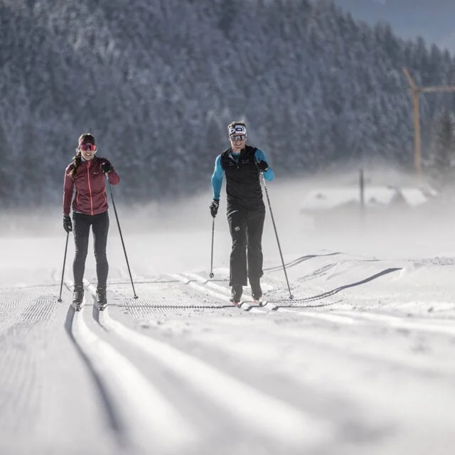Langläufer im schneebedeckten Winterwald