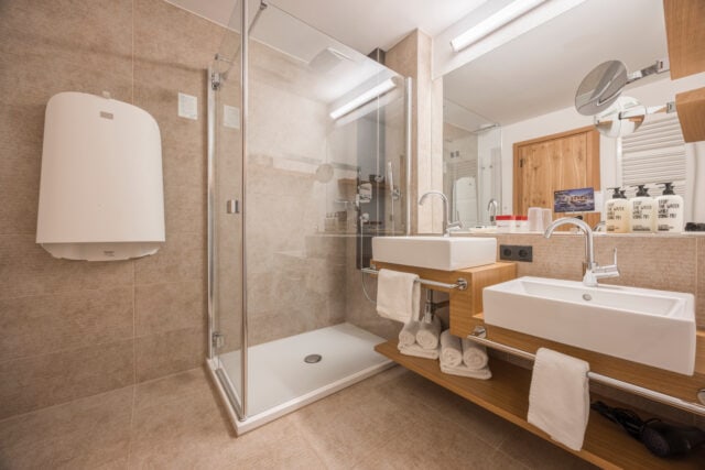 almhof badezimmer seesuite large junior