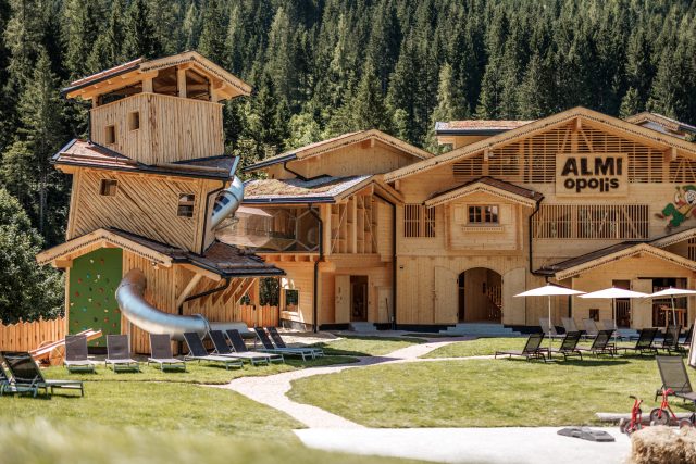 almi opolis detailansicht spielturm und almi opolis