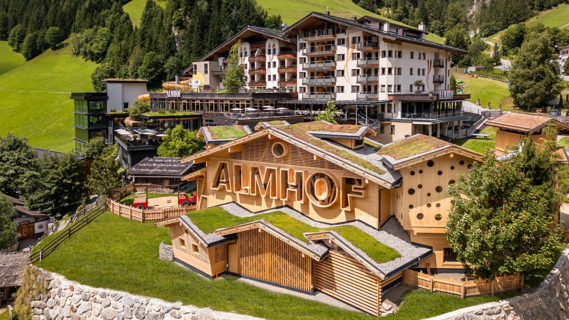 Almhof Hotel in malerischer Berglandschaft in Gerlos im Zillertal