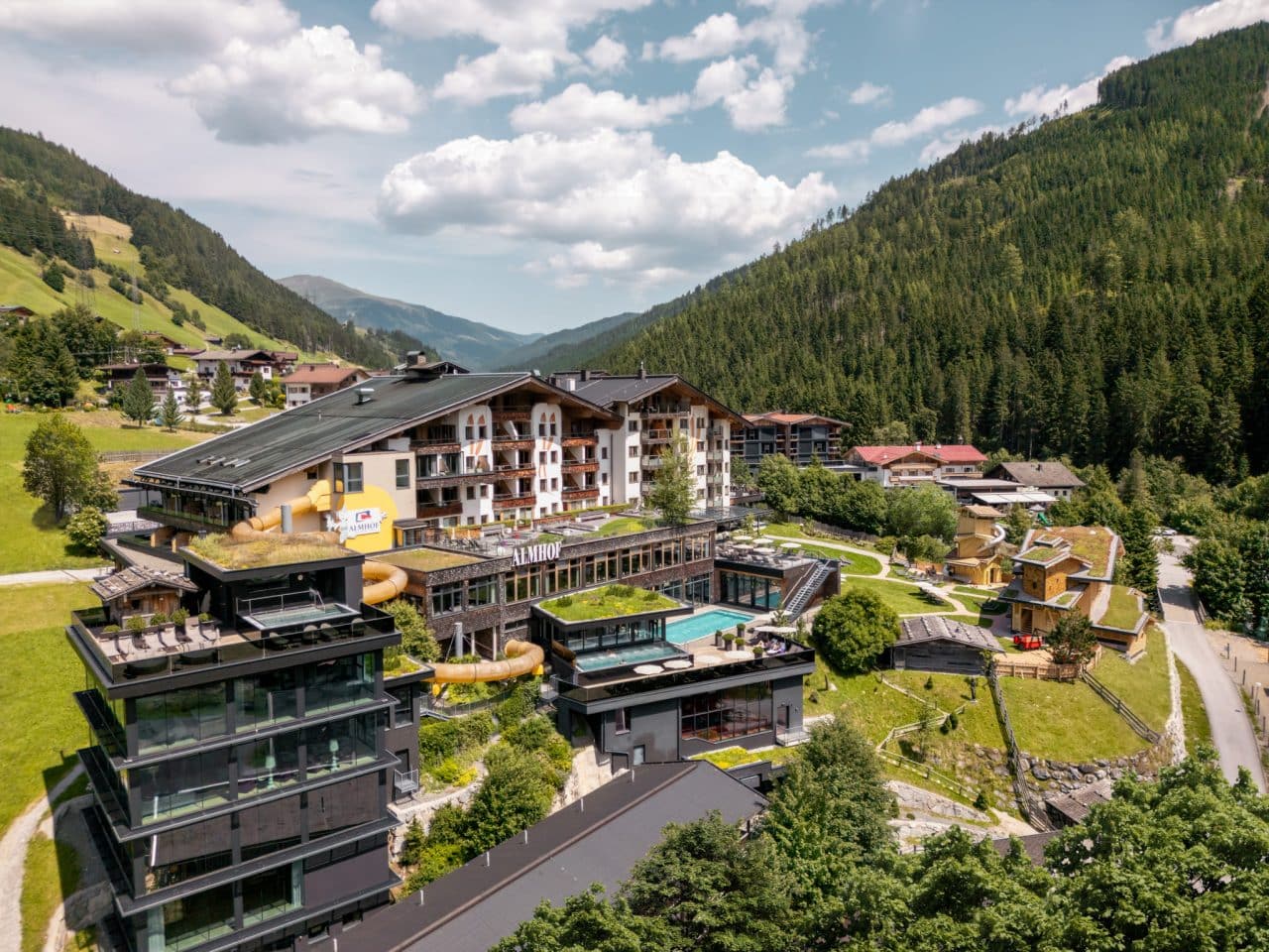 almhof family resort & spa vogelperspektive nah ansicht wellnessturm