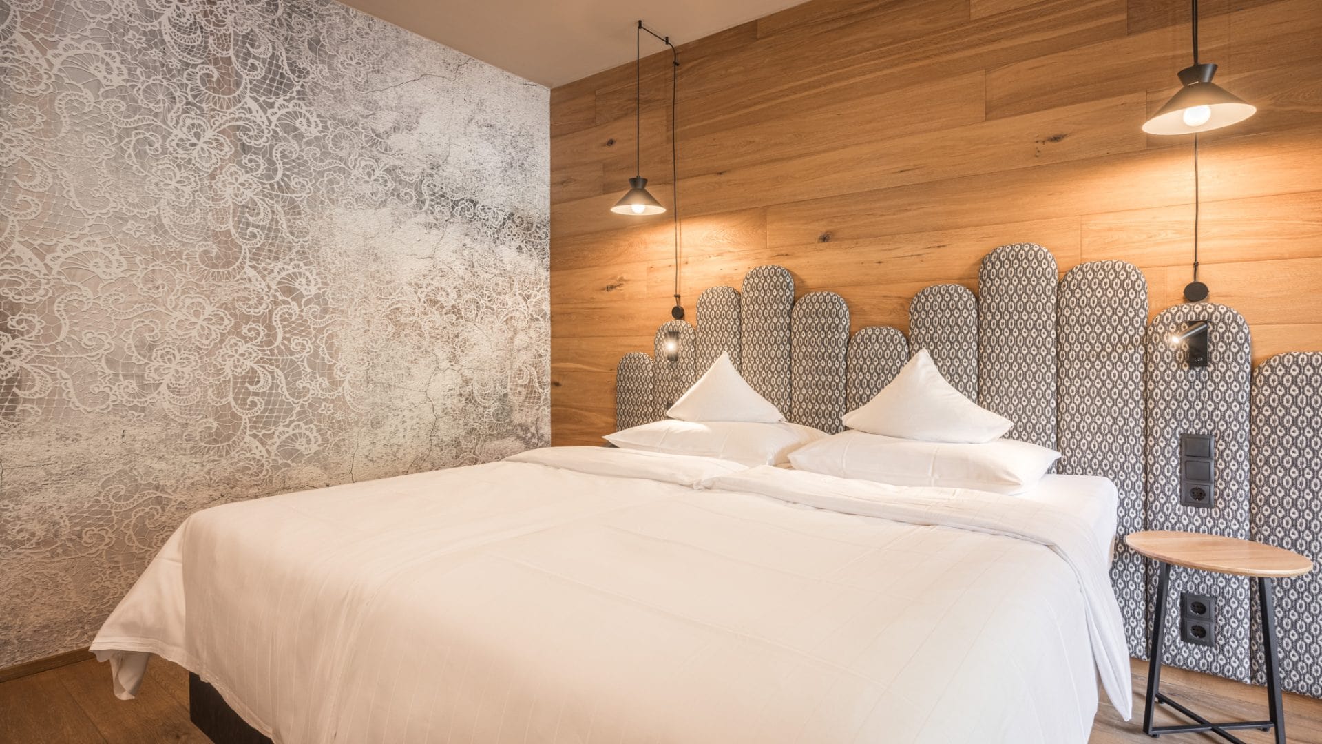 familien zimmer large ansicht betthaupt und stylischer tapete