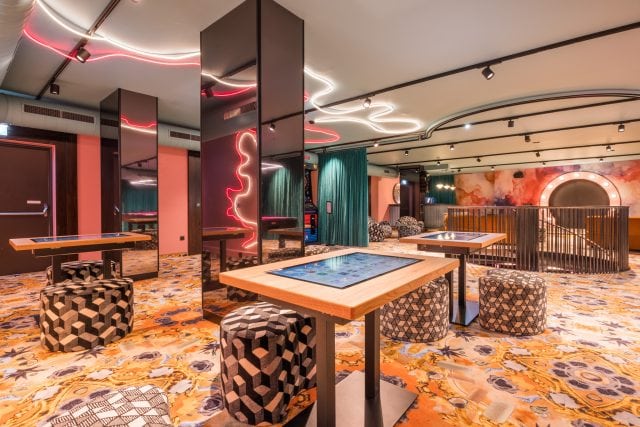 family entertainment center swifty ansicht spieltische, billiard, karaoke, bar und dart