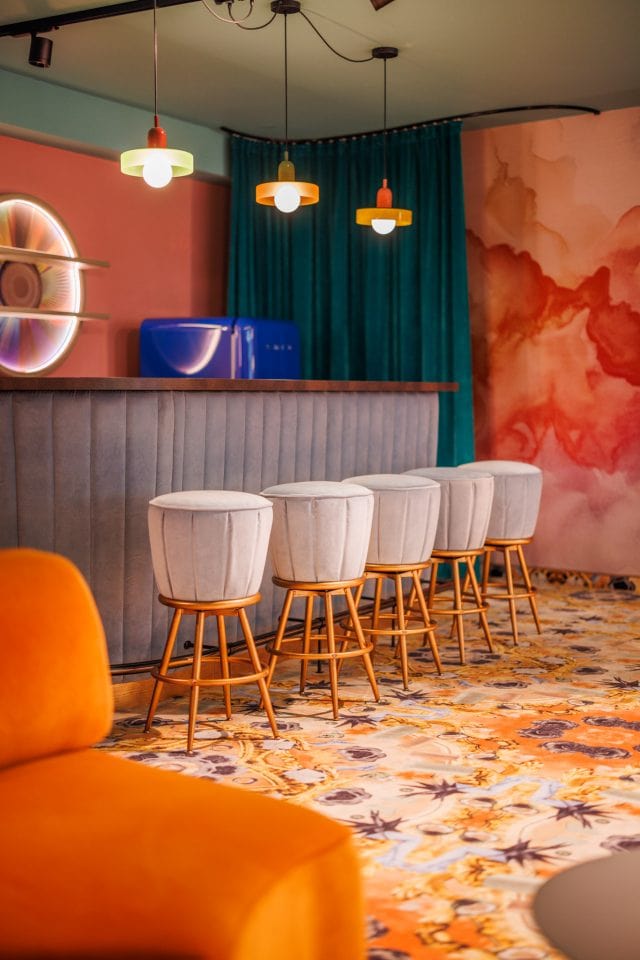 family entertainment center swifty detailanischt bar in karaoke hochformat