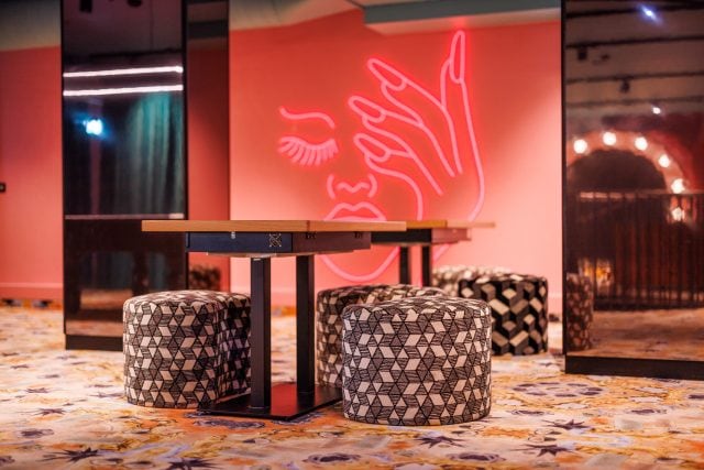 family entertainment center swifty mit spieltischen und detailansicht led bild frau