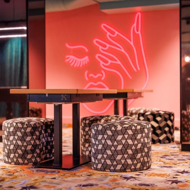 family entertainment center swifty mit spieltischen und detailansicht led bild frau family entertainment center swifty mit spieltischen und detailansicht led bild frau