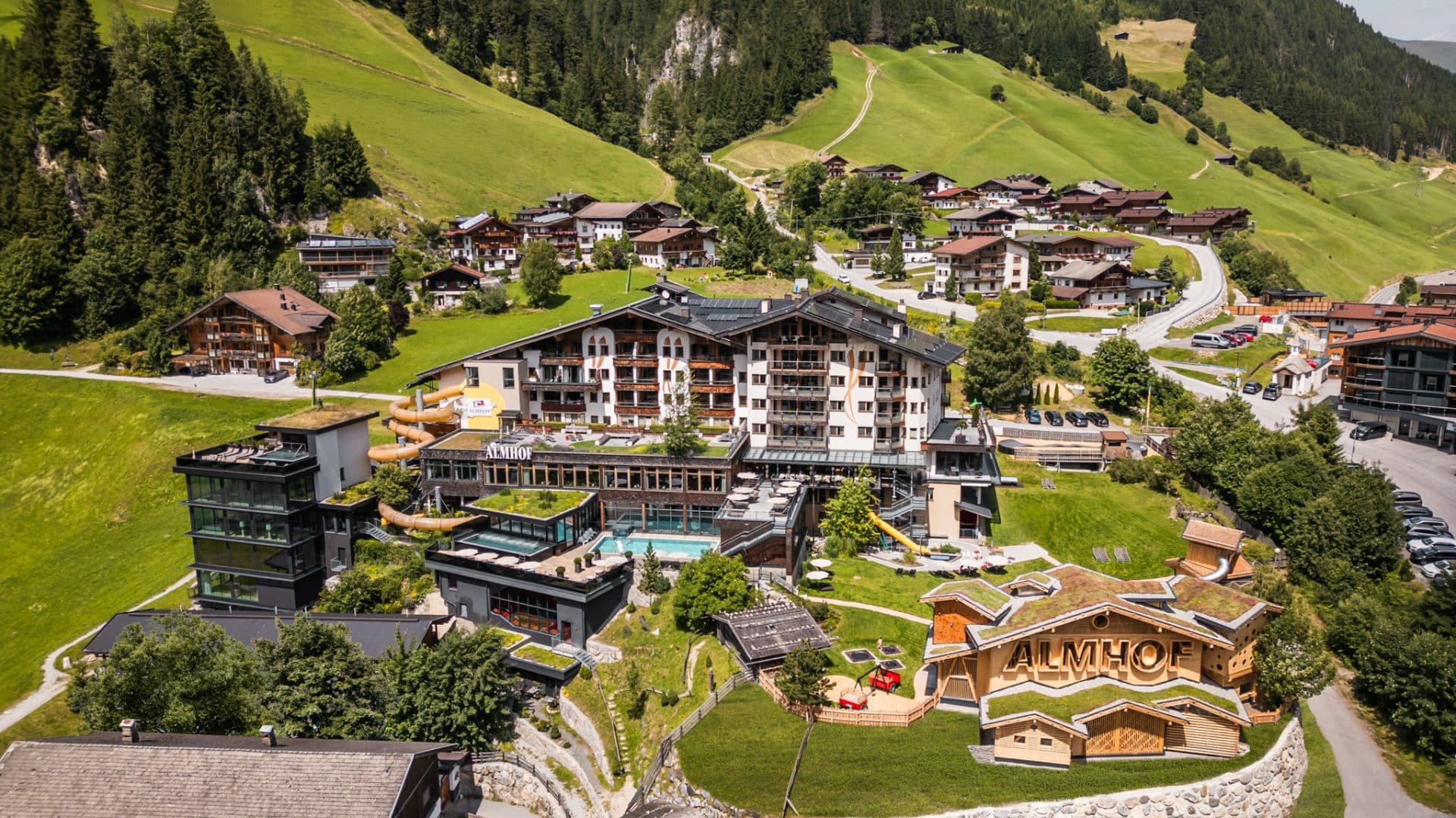 hotel almhof vogelperspektive gesamtansicht gerlos