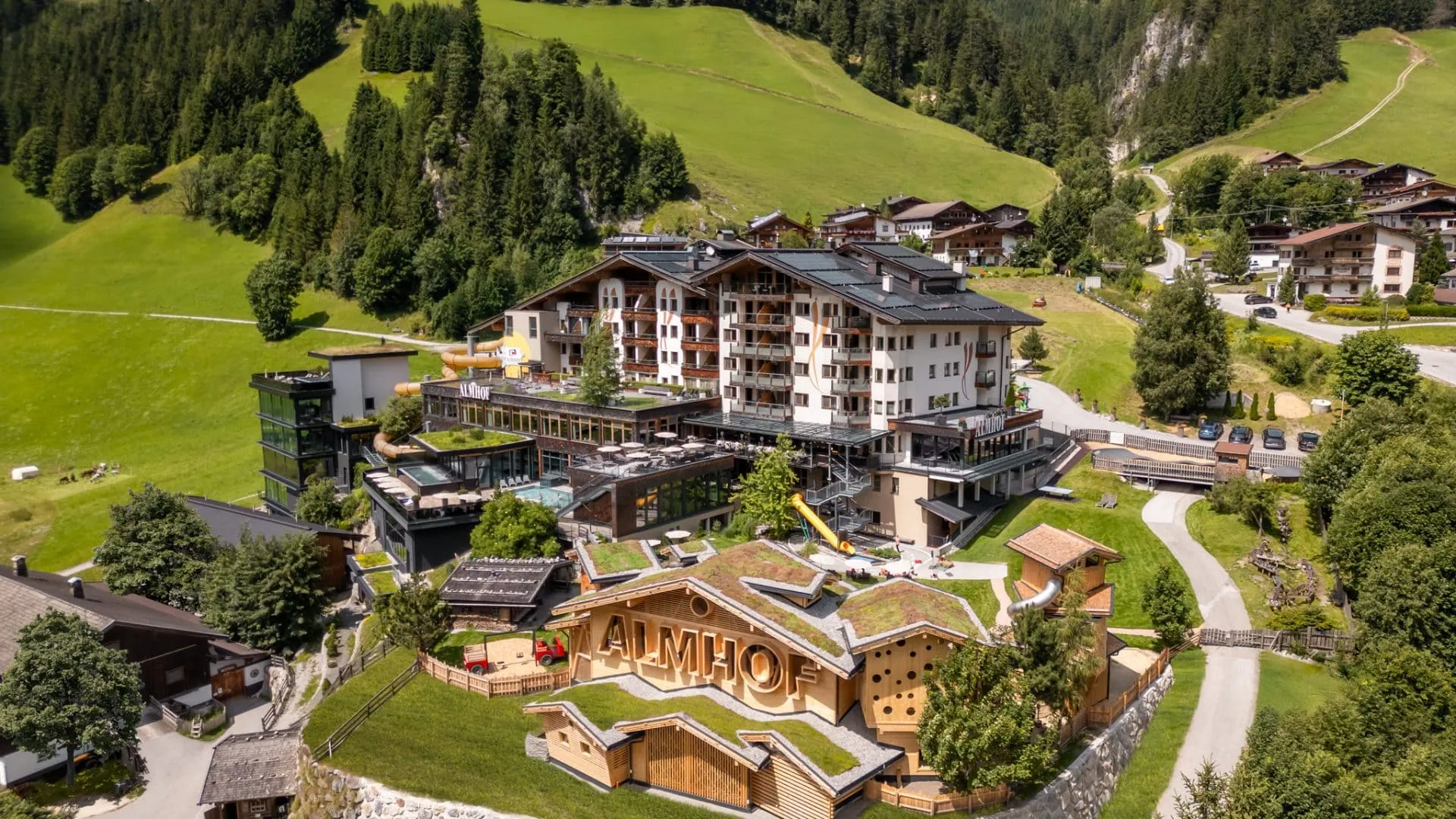 hotel almhof vogelperspektive gesamtansicht hotel und gerlos gmünd