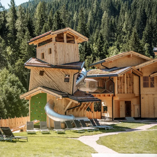 almi opolis und spielturm in detailansicht mit hintergrund und richtung wald