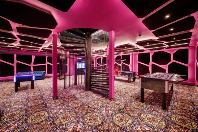 family entertainment center casino style mit iwall, tischkicker, chesterfieldsofa
