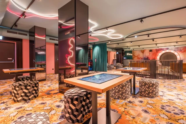 family entertainment center swifty ansicht spieltische, billiard, karaoke, bar und dart