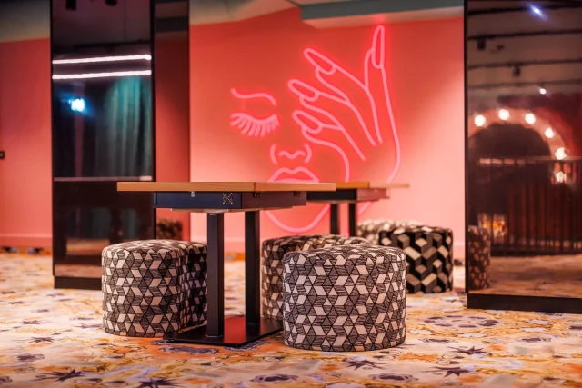 family entertainment center swifty mit spieltischen und detailansicht led bild frau